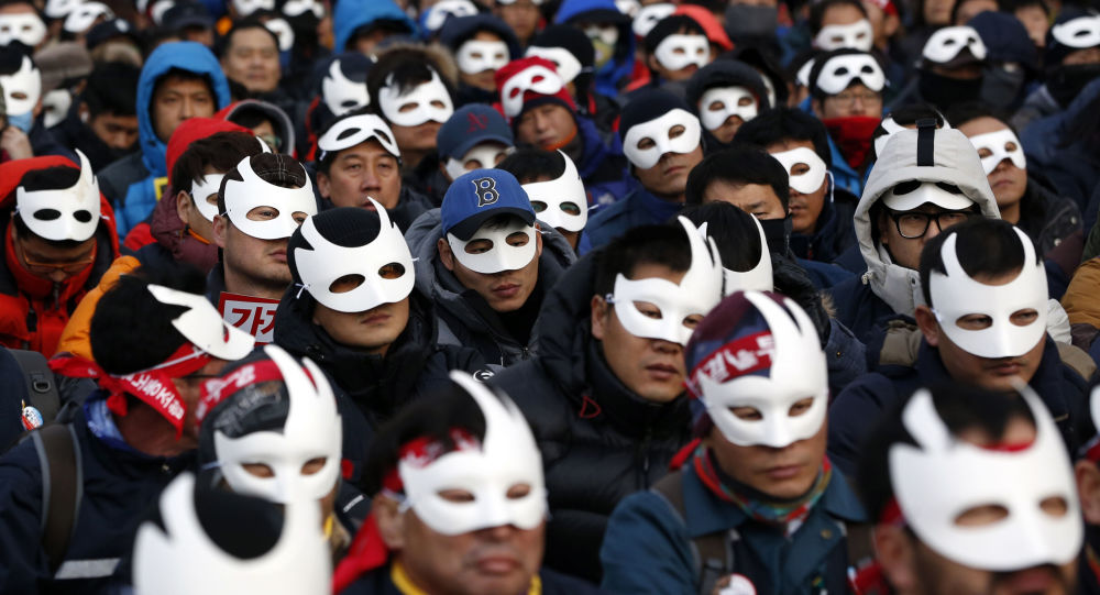 ソウル　大統領退陣を求めるデモに数万人