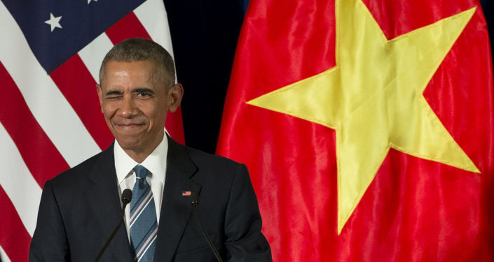 Президент США Барак Обама во время визита в Ханой