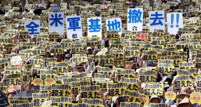 沖縄で数千人の日本人が米軍基地に抗議