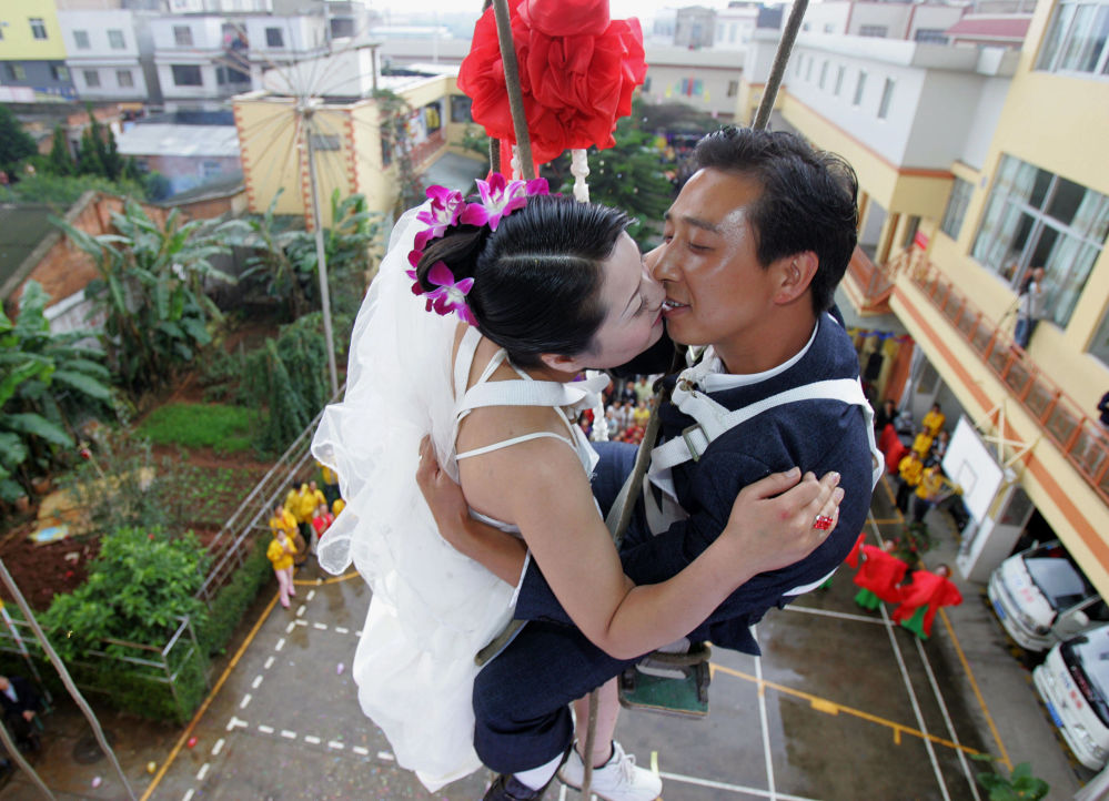 中国雲南省出身のロープアクセスの専門家Jiang Dezhangさんは、自分の職場で花嫁に忠誠を誓った。