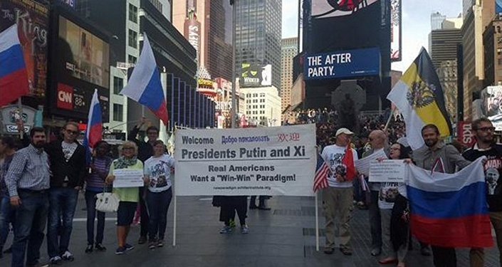 タイムズスクエアでニューヨークの住民がプーチン大統領を支持するピケを実施